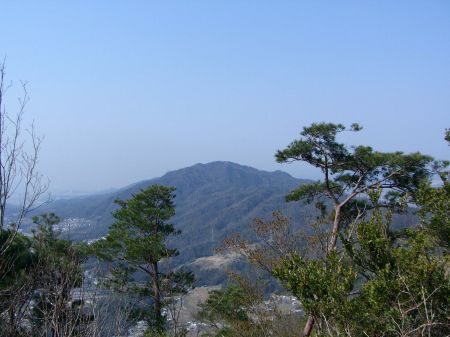 二ヶ城山を望む