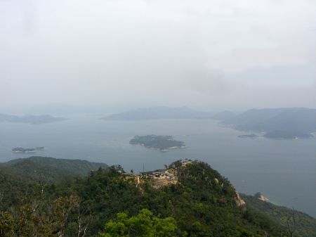 獅子岩越しの広島湾
