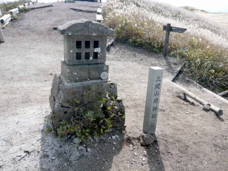 三瓶山頂神社