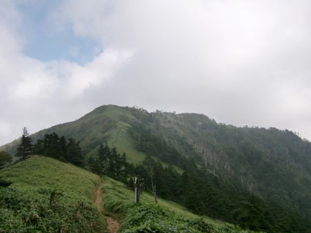山頂に続く稜線