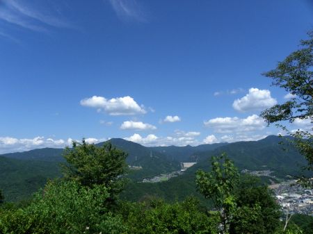 山頂から可部冠山を望む