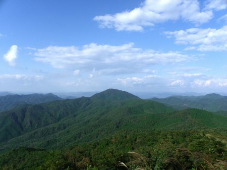 東鳳翩山