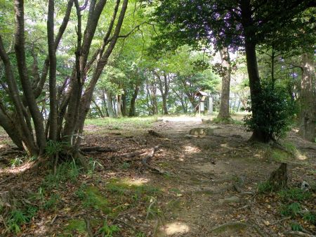 森閑とした山頂郭跡