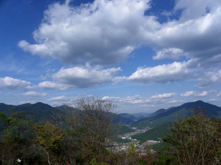白木山高鉢山を望む