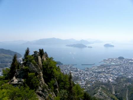石鎚神社越しの多島美