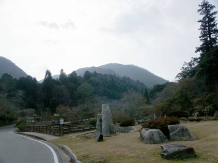 八幡宮より龍王山を望む