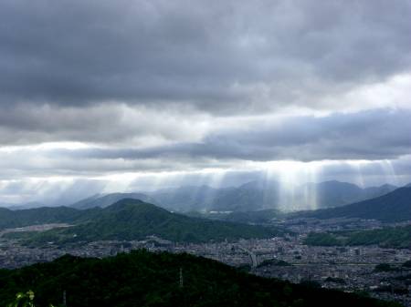 光のシャワーが神秘的