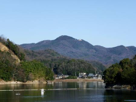 服部大池越しの蛇円山