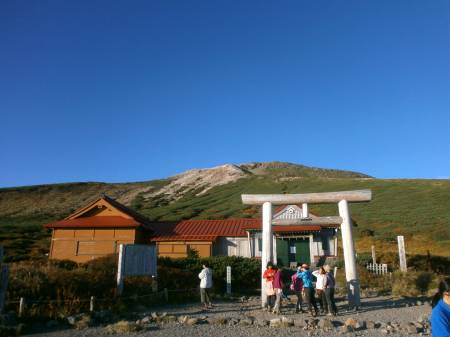 室堂から御前峰を仰ぐ