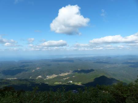 山頂から日本海を臨む