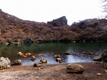 山頂直下の御池で憩う