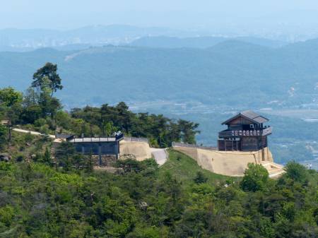 犬墓山より鬼ノ城を望む