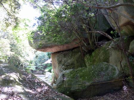 鬼の差し上げ岩