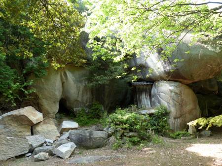 鬼の差し上げ岩