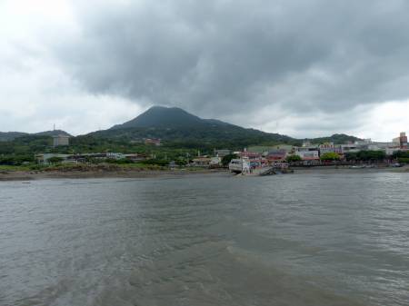 渡船から観音山を望む