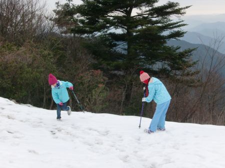 山頂で遊ぶ子ども達