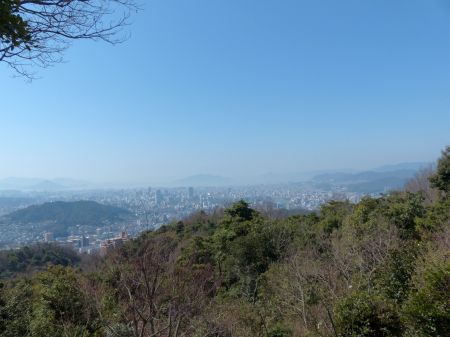 山頂から遠く宮島を望む