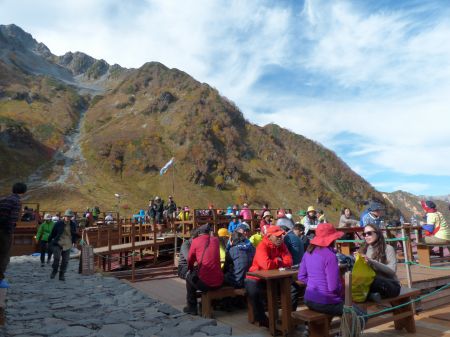 賑わうヒュッテのテラス