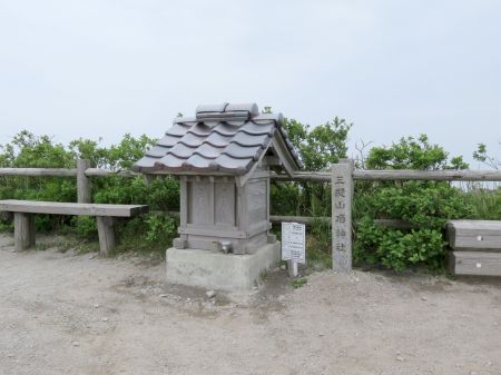 三瓶山頂神社