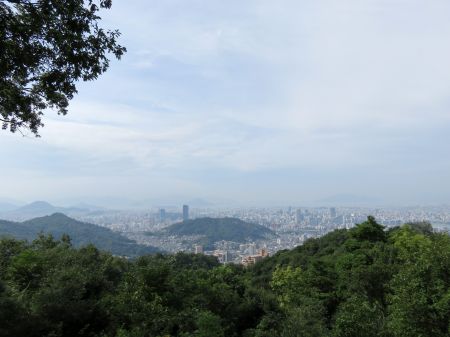 山頂から二葉山方面