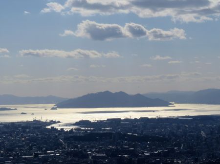 午後の日差しに輝く厳島