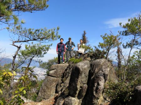 尾根道の岩場で…