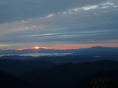 御来光は雲間から…