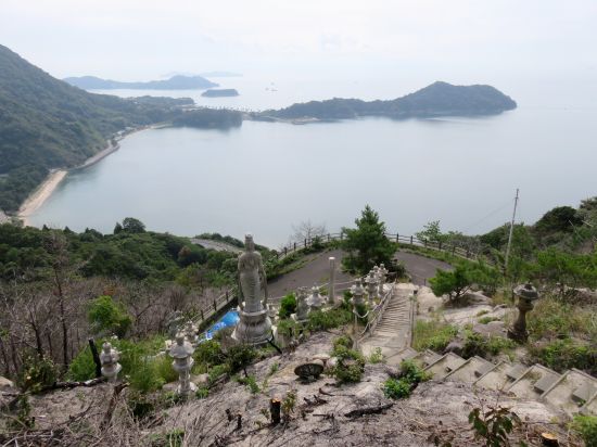 観音様越しに見下ろす