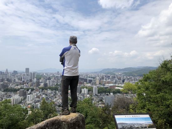 岩上に佇むよしだっち！