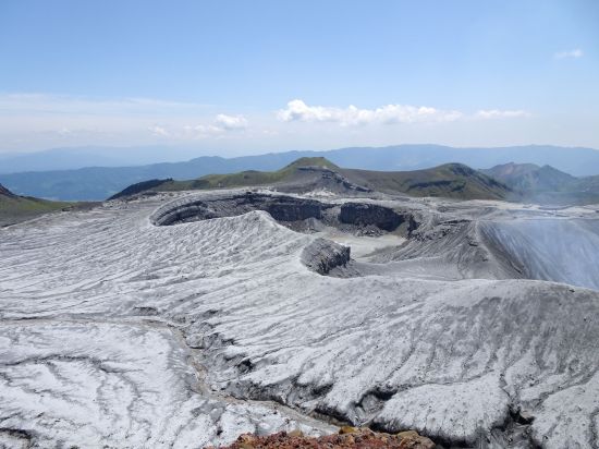 火口周りは火山灰だらけ