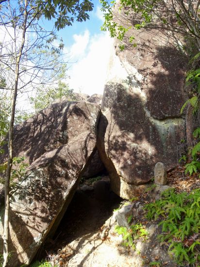 くぐり岩