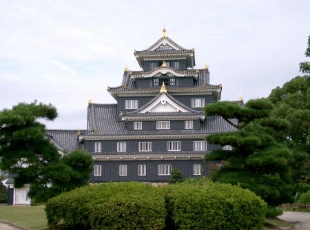 黒塗りの烏城天守