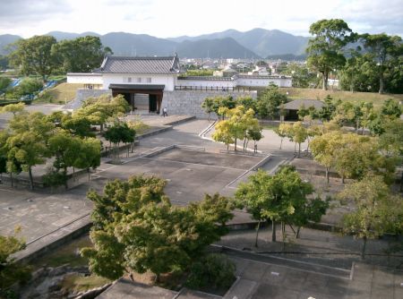 天守台より本丸庭園