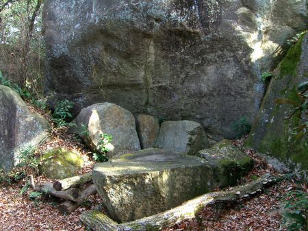 岩のテーブル