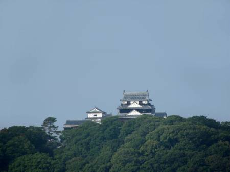 主郭から松山城を望む