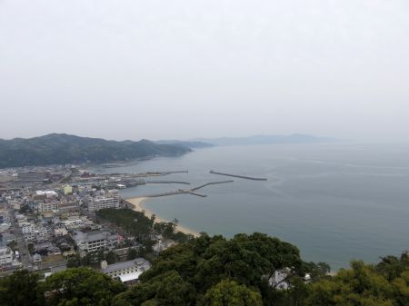 港を見下ろす水軍の城