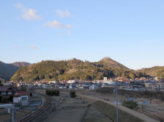 背後に星カ城がそびえる