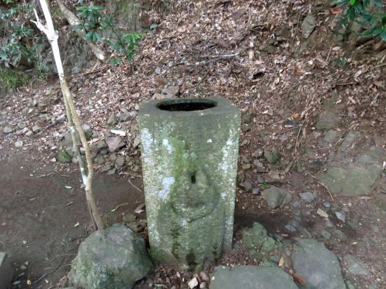 みみずくの手水鉢